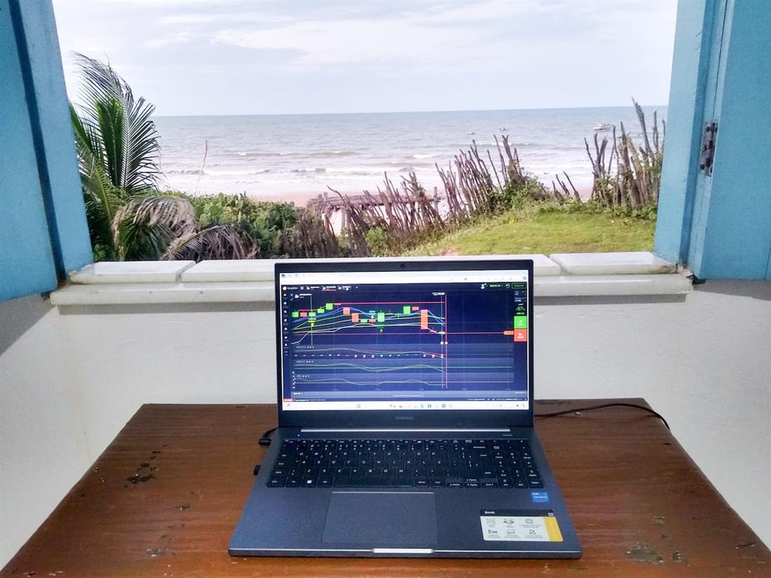 Mesa de trabalho com vista para o mar