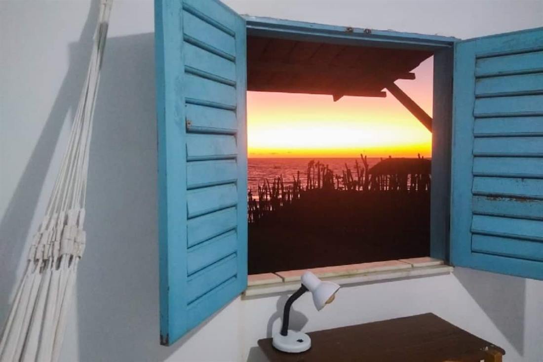Janela com o sol nascendo