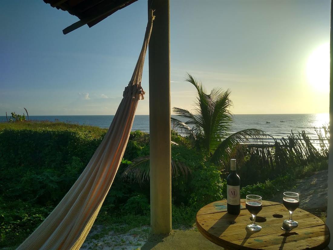 Rede na varanda da Casinha ao pôr do sol, de frente para o mar